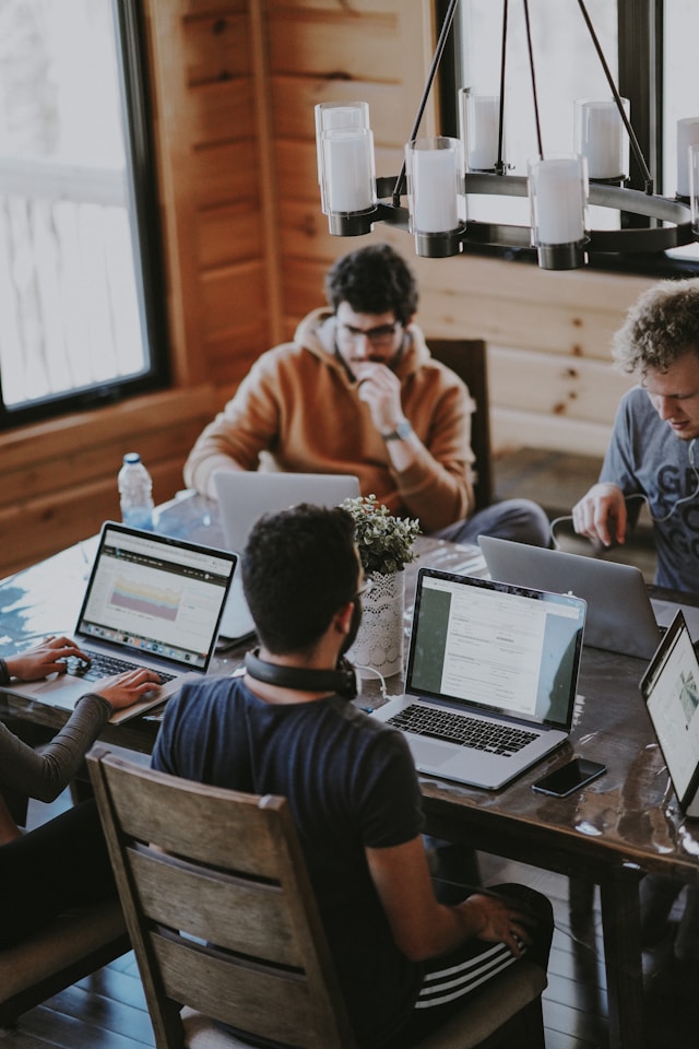 Experts cybersécurité collaborant pour protéger les données