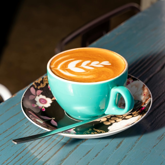 Un café convivial avec une décoration en mousse précise.